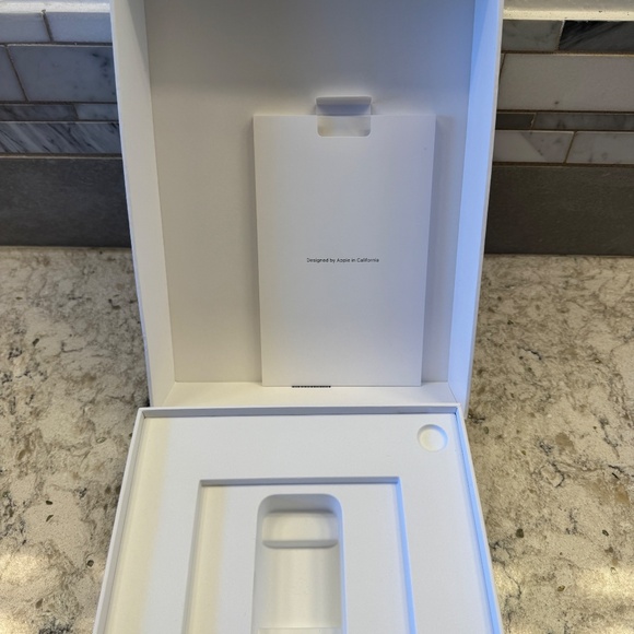 Apple IPAD (10th Generation) EMPTY RETAIL BOX - ONLY - Picture 8 of 9